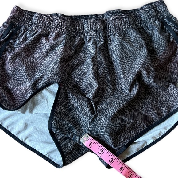 PrAna Women’s Plum Grey Patterned Brief Lined Running Shorts, Large - Picture 7 of 8
